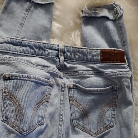 Hollister size   00R distressed  light wash jeans - Picture 4 of 10